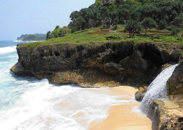 air tejun di pantai banyu tibo pacitan