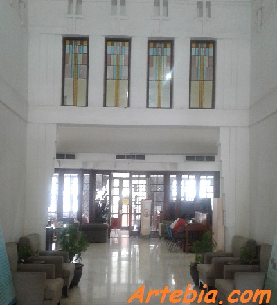 Detail arsitektur de stijl pada dinding gedung perpustakaan bank indonesia