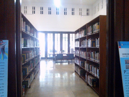 rak-rak tinggi di ruang baca perpustakaan bank Indonesia