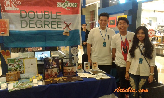 mahasisa program double degree dari universitas saxion di pameran Adiwarna 2016 