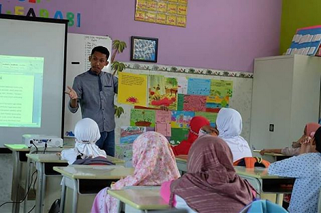 Lalu Abdul Fatah Mengajar di Kelas