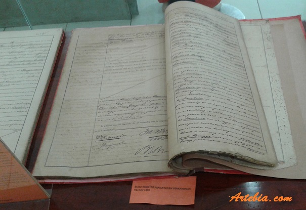 buku catatan pernikahan kuno