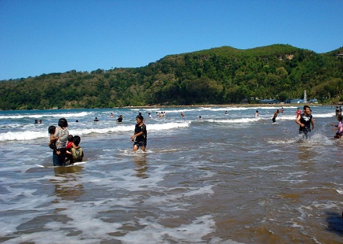 berenang di pantai teleng ria