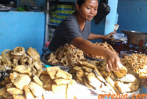 wisata kuliner seafood di pantai teleng ria